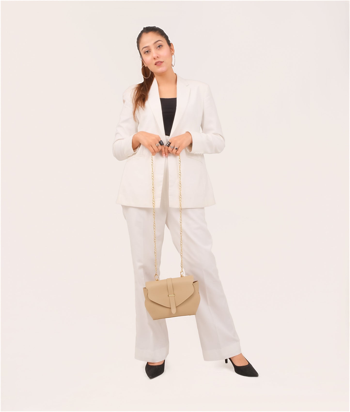 Bolso hexagonal con asa superior en color blanco roto